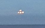 Um estudante capturou um estranho óvni com quatro luzes pairando na linha do horizonte, em Devon, Reino Unido. Segundo ele, o objeto ficou visível por cerca de 10 segundos antes de desaparecer no céu noturno
