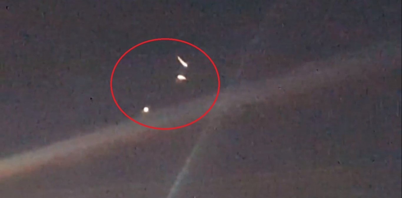 Enquanto alguns concordam de que essa se trata de mais uma prova da existência de extraterrestres, outros são mais cínicos em relação a apariçãoVale o clique:&nbsp;OVNI é flagrado próximo de Área 51 e levanta suspeitas de teste militar