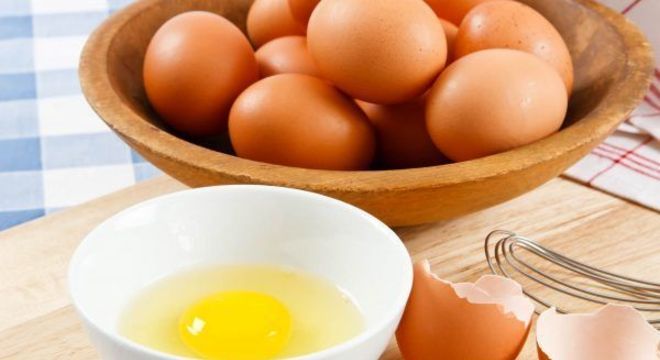 Ovo cru é saudável? Conheça o que a ciência diz sobre isso