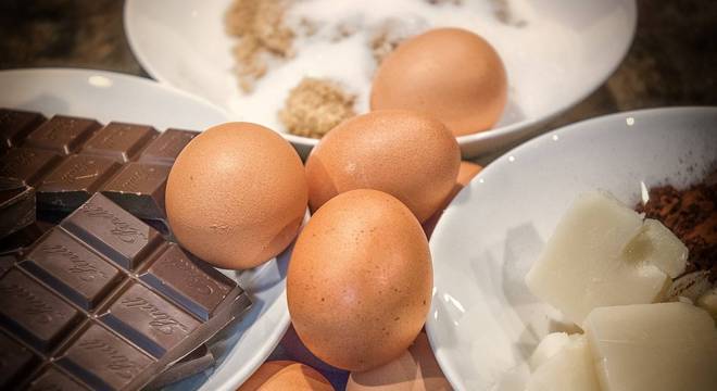 Além dos ingredientes, boas ferramentas não podem faltar para preparar seus ovos de páscoa em casa.
