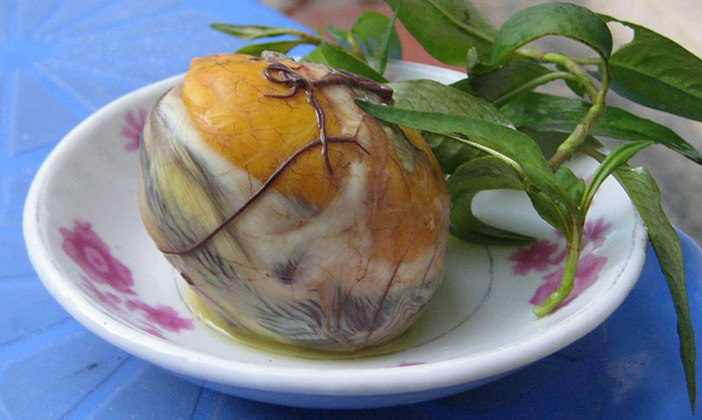 Ovo fecundado - Muito comum nas Filipinas. O ovo de pato mostra o embrião que estava quase totalmente formado. É temperado com especiarias.  