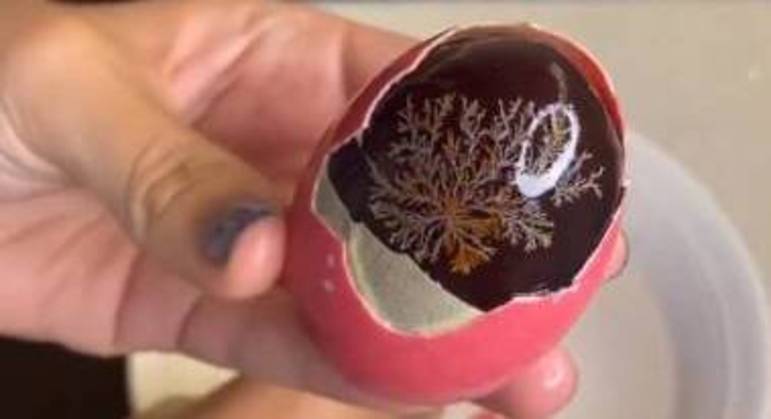 Uma mulher ganhou destaque nas redes sociais após se gravar comendo um ovo milenar produzido na China