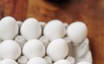 Além de ser um alimento que ajuda na disposição e no humor, o ovo é uma excelente fonte de proteína de baixo custo. A clara é rica em albumina e a gema em colina, que auxiliam na melhora da memória e da concentração, fortalecem os músculos e protegem os olhos por conter vitamina A