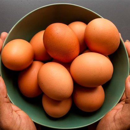 Ovos: rico em proteínas, vitaminas A, D E e do complexo B, selênio, zinco, cálcio e fósforo, auxilia no ganho de massa muscular e podem ser base de preparos simples, mas que fornecem muita vitalidade.