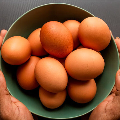 Ovos: Ricos em proteínas, vitaminas A, D E e do complexo B, selênio, zinco, cálcio e fósforo, auxiliam no ganho de massa muscular e podem ser a base de pratos simples, mas que fornecem muita vitalidade.
