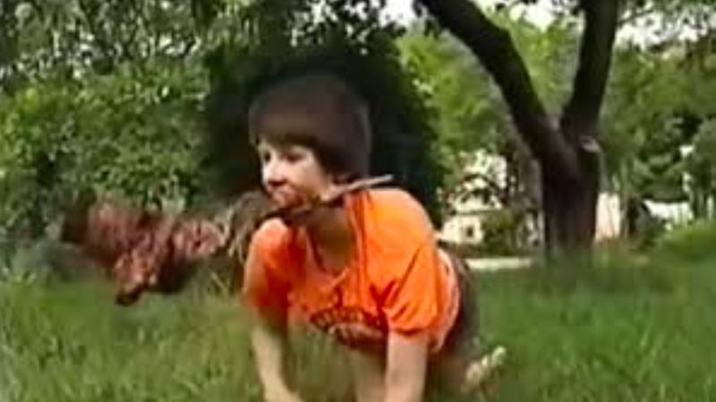 Resultado de imagem para Menina criada cinco anos por cães só latia quando foi encontrada