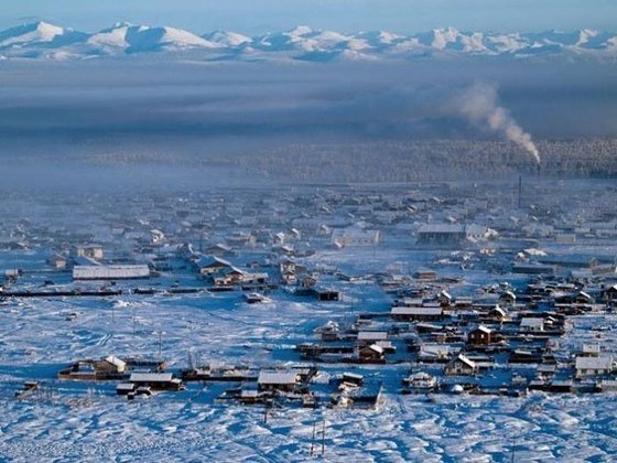 Oymyakon (Rússia) - É a cidade mais fria do planeta. Fica no leste da Sibéria. Em 1924, registrou a mais baixa temperatura numa área habitada: - 71,2ºC. A média no inverno é de -45ºC. E no restante do ano, a média fica em -14,2ºC. 