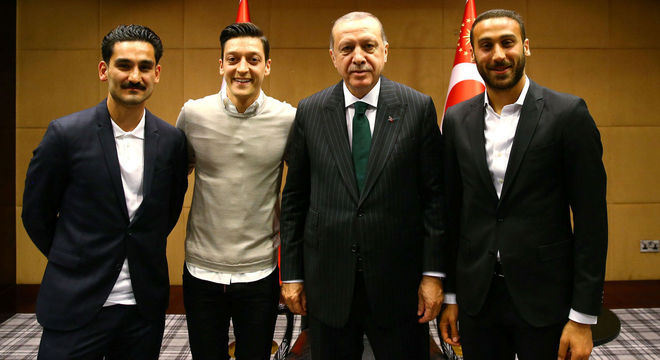 Da esquerda para a direita: Gündogan, Özil, Erdogan e Tosun