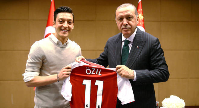 Özil anunciou aposentadoria e justificou foto ao lado do presidente da Turquia