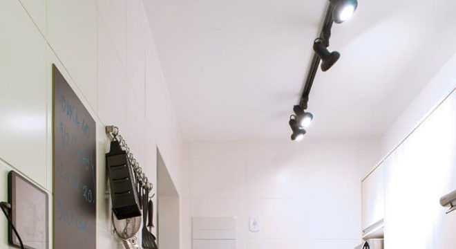 ozinha compacta com Spot de trilho em tom preto