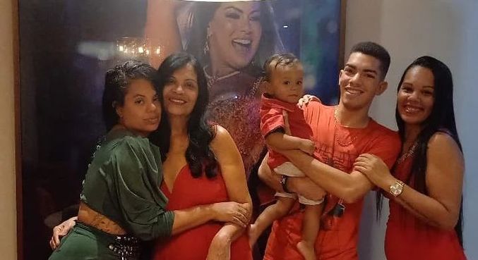 Família de Paulinha passou Natal reunida; detalhe para foto da cantora ao fundo