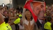 Pabllo Vittar ergue bandeira de Lula no Lollapalooza, e PL aciona o TSE