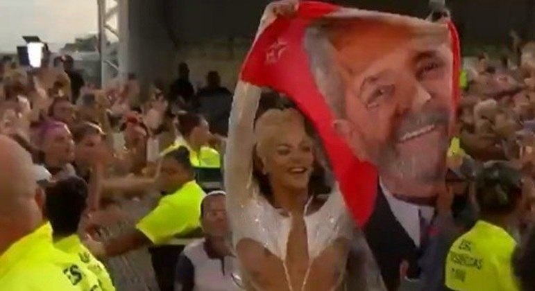 Pabllo Vittar com bandeira de Lula no 
Lollapalooza 