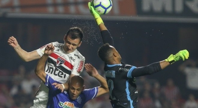 Pablo, Carlinhos e Jordi disputam bola no empate entre SÃ£o Paulo e CSA