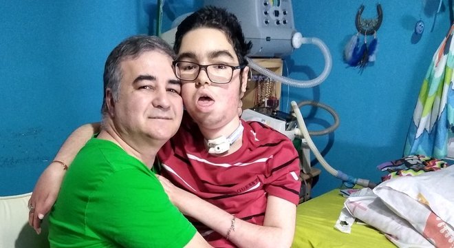 "Nunca desistimos. Santiago está conectado a um respirador há 17 anos e nunca teve uma infecção respiratória", diz Correa.
