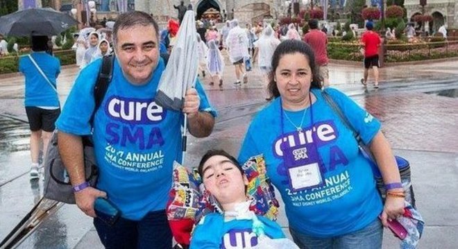 Em 2017, Pablo Correa e sua esposa Silvia levaram Santiago para a Flórida para o encontro anual sobre atrofia muscular espinhal nos Estados Unidos