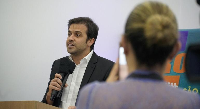 O coach Pablo Marçal durante discurso em evento do PROS