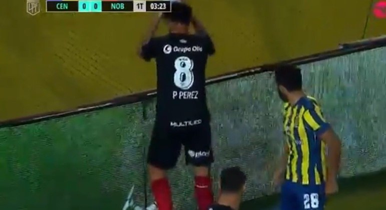 Pablo Pérez pisou e ainda jogou a bola sobre o drone