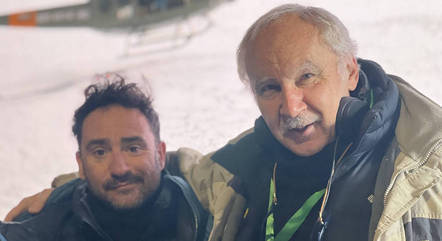 Pablo Vierci (à dir.), autor do livro 'A Sociedade da Neve', no local do acidente nos Andes, com o diretor J.A. Bayona