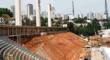 O nosso velho e bom Pacaembu. O lado de fora está ainda mais deplorável