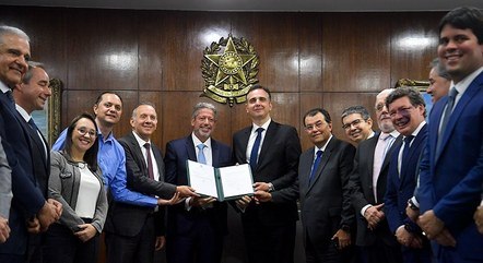 Pacheco recebe de Lira  texto da reforma tributária