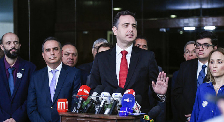 Presidente do Senado, Rodrigo Pacheco, ao centro