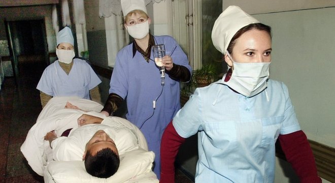 A febre tifoide é caracterizada pelo aumento da temperatura corporal, dor no abdômen e na cabeça, com possíveis complicações