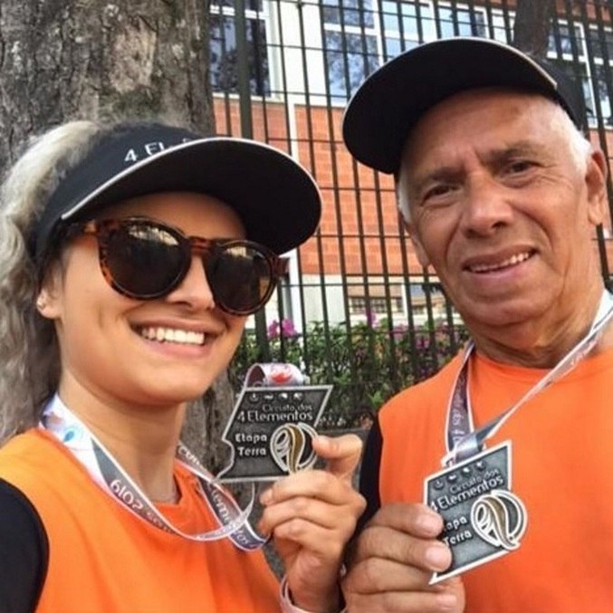 José, de 77 anos, ao lado da neta, após uma competição, agora luta pela vida