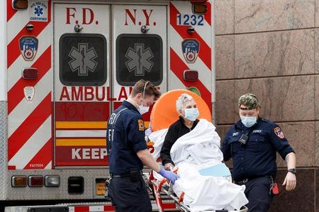 Paciente é levado para a emergência de hospital em Nova York