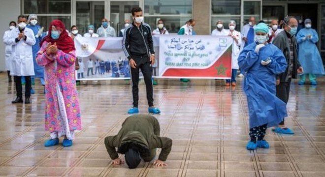 Paciente recuperado da covid-19 beija o chão de hospital no Marrocos; ainda não existe certeza a respeito da imunidade contra o vírus