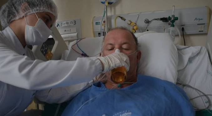 Paciente toma cerveja ainda no hospital, em Blumenau (SC)