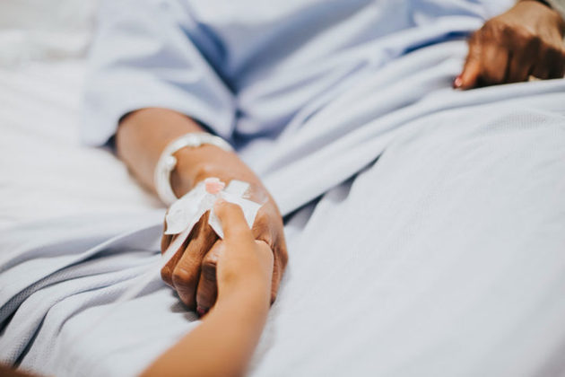 Pacientes que requerem hospitalização contínua, incluindo o uso de medicamentos intravenosos e suporte circulatório por meio de máquinas, são colocados em posição prioritária em relação àqueles que aguardam em casa.