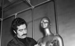 Paco Rabanne em 16 de janeiro de 1970, com um dos vestidos icônicos que ele criou para a coleção primavera-verão, em Paris