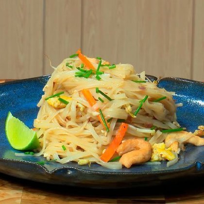 Pad Thai: na Tailândia o prato de massa de arroz frito geralmente é servido como comida de rua. Leva frango, carne de vaca ou tofu, amendoim, ovo mexido e brotos de feijão, entre outros vegetais salteados juntos em uma panela wok com molho agridoce de pasta de tamarindo.