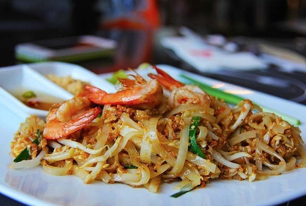 Pad Thai: na Tailândia o prato de massa de arroz frito geralmente é servido como comida de rua. Leva frango, carne de vaca ou tofu, amendoim, ovo mexido e brotos de feijão, entre outros vegetais salteados juntos numa panela wok com um molho agridoce de pasta de tamarindo.
