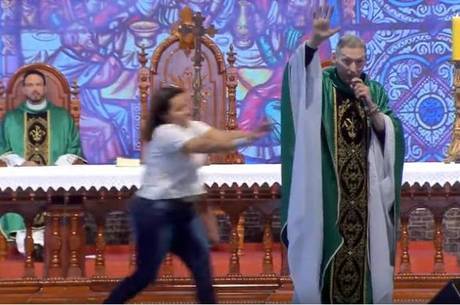 Padre Marcelo Rossi é derrubado durante missa
