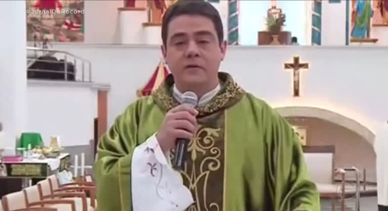  Padre Robson de Oliveira em igreja 