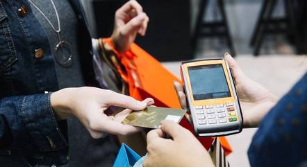 Jovens e idosos enfrentam problemas para pagar dívidas