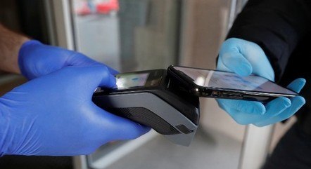 Pagamento por aproximação atrai brasileiros