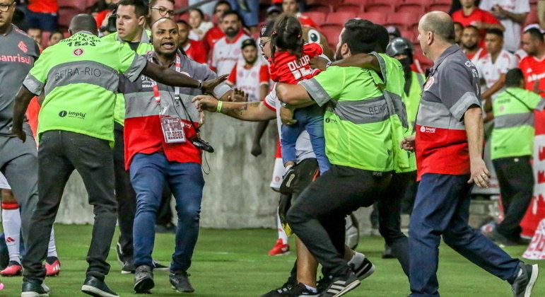 Torcedor do Internacional foi contido por seguranças que trabalhavam na partida