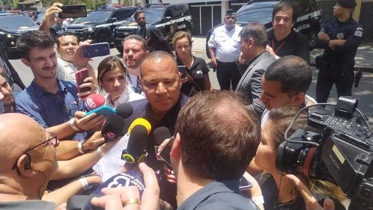 Pai de Neymar chega na Vila Belmiro, em Santos