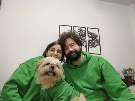 Esta família decidiu usar o mesmo conjunto de moletom de pijama na cor verde