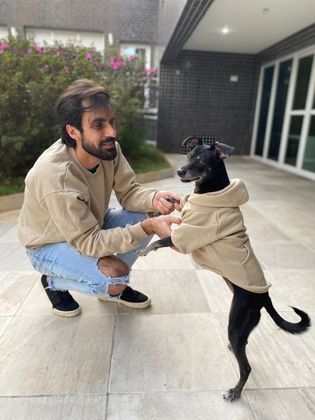 Para os dias mais frios uma boa aposta são roupas com capuz, que dão um charme a mais ao cão
