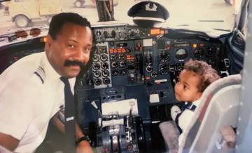 Pai e filho pilotos recriam foto em cabine de avião 29 anos depois (Pai e filho pilotos recriam foto em cabine de avião 29 anos depois)