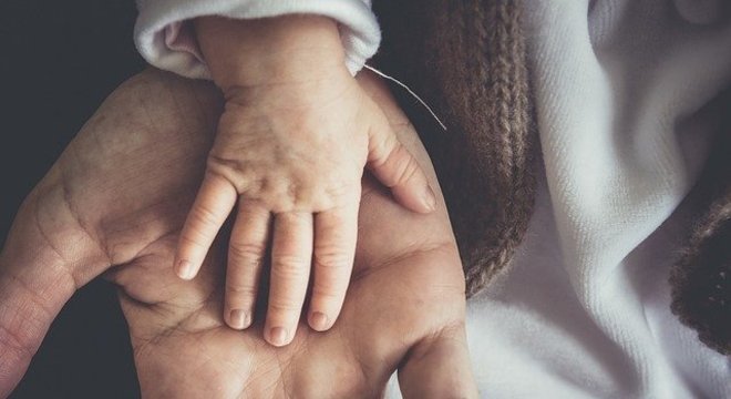 Grupos conectam mães biológicas e pessoas procurando adotar crianças