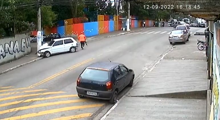 Câmera flagrou suspeito armado correndo após vítima ter o carro baleado em frente à escola