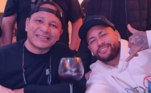 Após o suposto flagra de traição, o jornalista Léo Dias entrou em contato com Neymar Pai. 'Ele é solteiro! Ou não', respondeu o pai do craque ao falar sobre as imagens do filho com as mulheres. Ao ser questionado sobre o atual status da relação do atleta com Biancardi, ele declarou: 'Tem um relacionamento e ninguém tem nada a ver com isso'. No entanto, o pronunciamento deixou os internautas confusos