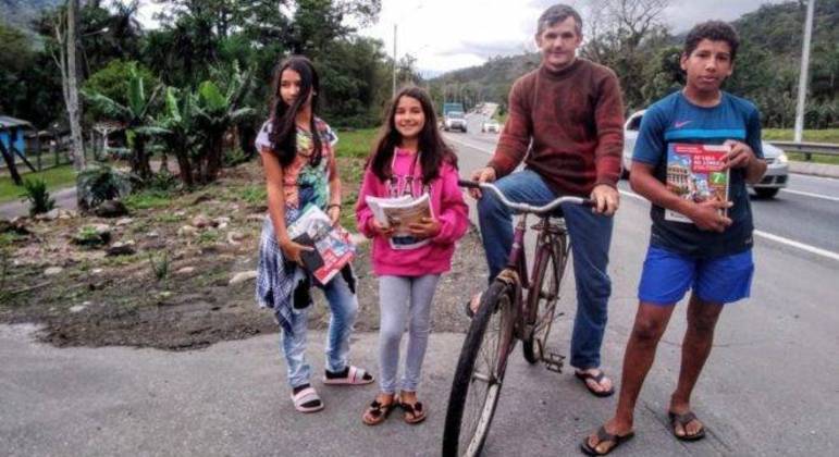 Pai pedala do sítio em Guaratuba, no litoral do Paraná, até o colégio que fica em Garuva (SC) para buscar atividades escolares