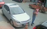 Pai salva filha de atropelamento