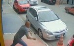 Por descuido e num piscar de olhos quase acontece uma tragédia em São Paulo. Uma criança saiu correndo de dentro de uma sorveteria em direção à rua. O pai, que estava na porta do comércio, conseguiu alcançar a bebê e segurá-la antes de ela ser atropelada. O vídeo viralizou nas redes sociais como um alerta para que os pais fiquem sempre atentos aos filhos pequenos
